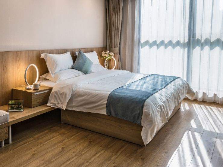 camera da letto moderna e luminosa