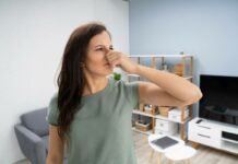 donna che si tappa il naso per il cattivo odore in casa