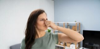 Sei tornato dalle vacanze e in casa c’è puzza di chiuso: poche mosse e si risolve il problema donna che si tappa il naso per il cattivo odore in casa