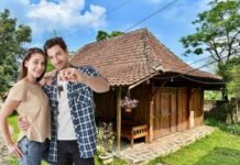 casa con giardino, coppia con chiavi