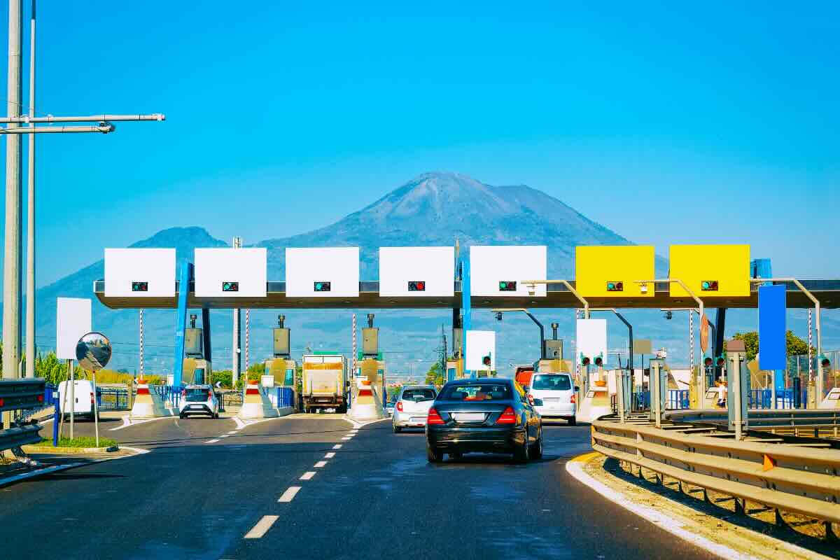 castello autostradale con paesaggio 