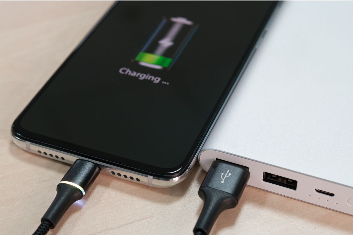 smartphone sotto carica con powerbank