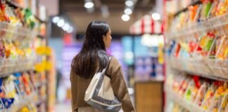 donna che fa la spesa al supermercato