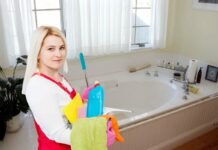 donna con prodotti di pulizia all'interno di un bagno