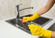 pulizia del lavello della cucina