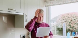 Bollette, con questo trucco riduci i costi: hai pochi giorni per pagare pochissimo uomo preoccupato che guarda bolletta