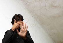 uomo che non vuole vedere ragnatele al soffitto