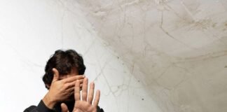 uomo che non vuole vedere ragnatele al soffitto