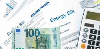 fogli bollette, calcolatrice, 100 euro