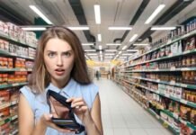scaffali supermercato, donna portafoglio vuoto