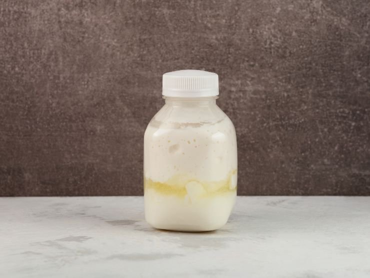 bottiglina di latte scaduto