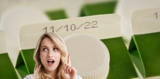 donna con idea e latte scaduto