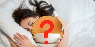 Se lo fai ogni sera prima di andare a letto il bagno sarà sempre profumato: è un segreto prezioso donna che dorme, bagno e punto interrogativo