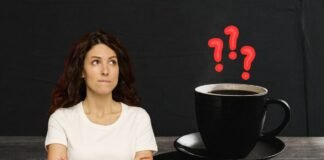 tazzina di caffè, donna che pensa e punti interrogativi