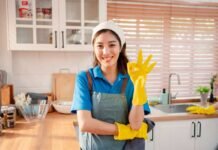 donna che fa ok con la mano in una cucina ben pulita