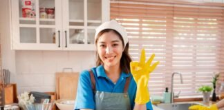 5 oggetti che devi pulire prima che arrivi l’autunno: è questo il momento perfetto donna che fa ok con la mano in una cucina ben pulita