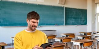 banchi di scuola, ragazzo al tablet