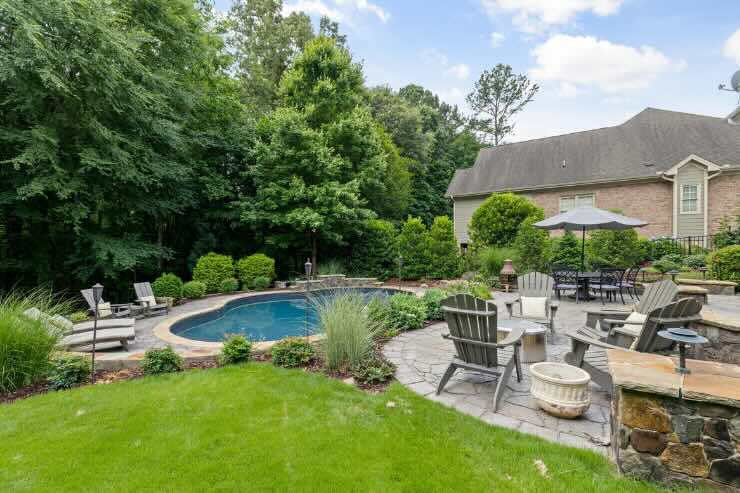 casa con giardino e piscina 