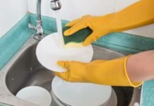 persona che lava i piatti