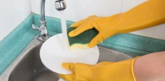 persona che lava i piatti