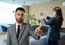 uomo vestito in modo elegante che dice no e donna che fotografa una composizione di arredamento