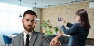 uomo vestito in modo elegante che dice no e donna che fotografa una composizione di arredamento