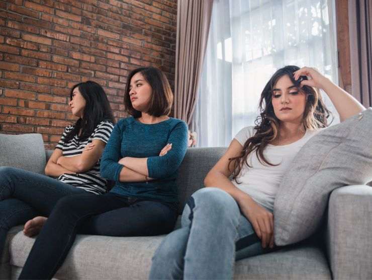 ragazze che non si parlano sedute sul divano
