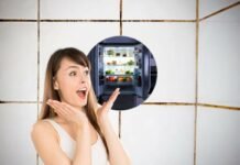 donna in primo piano stupita, frigorifero aperto e pieno e piastrelle doccia