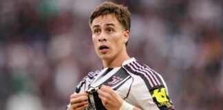 Kenan Yildiz mostra lo stemma della Juve