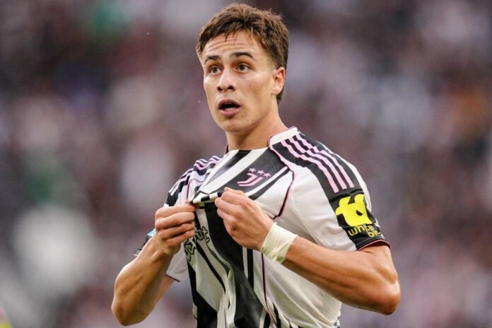 Kenan Yildiz mostra lo stemma della Juve