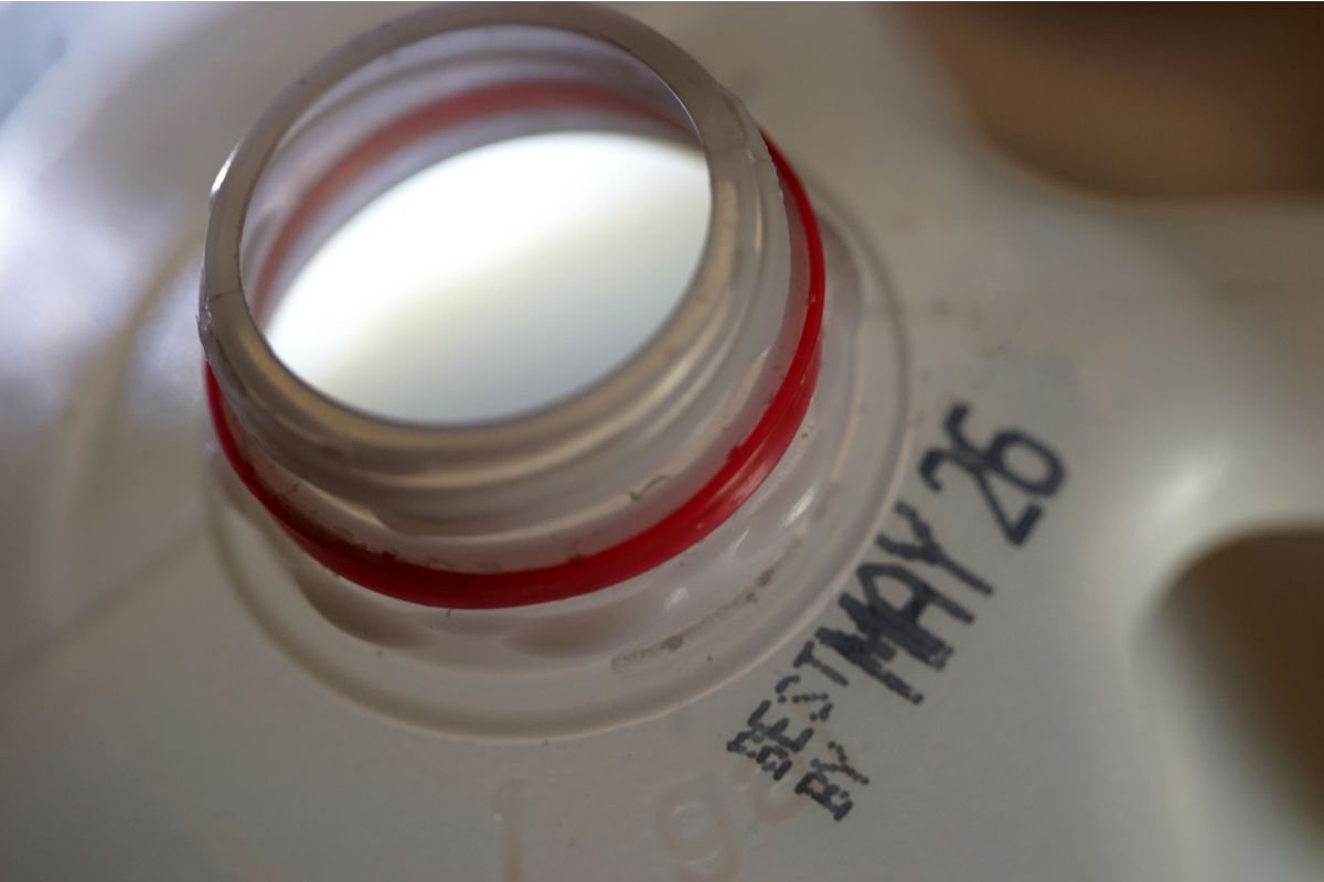 bricco di latte scaduto