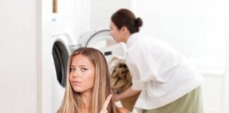 donna che dice no e donna che mette vestiti in lavatrice