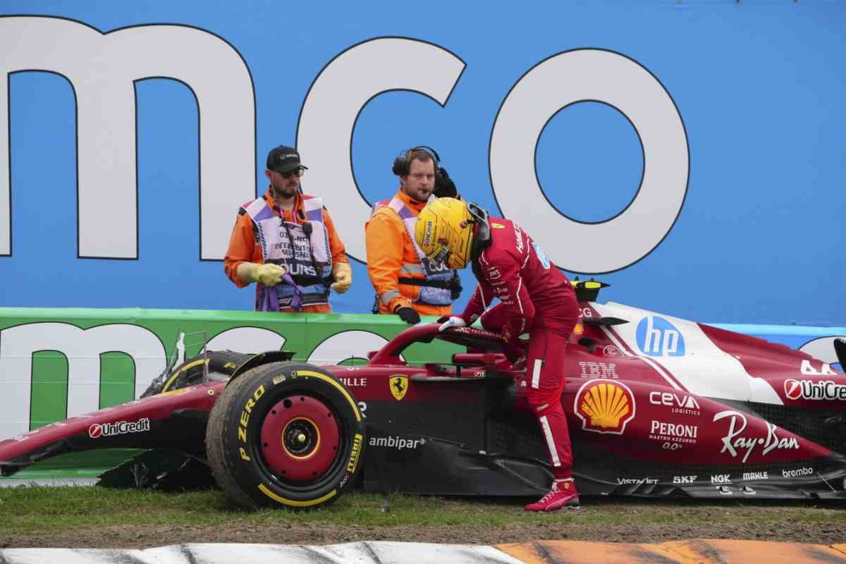 Hamilton fermo ai box