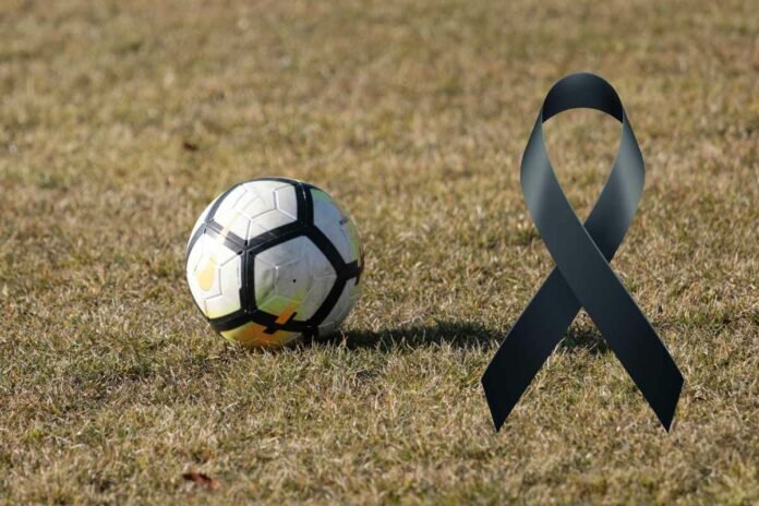 Lutto nel calcio, triste annuncio di una Big del campionato pallone lutto