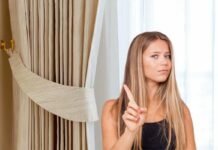 donna che dice no alla classica tenda