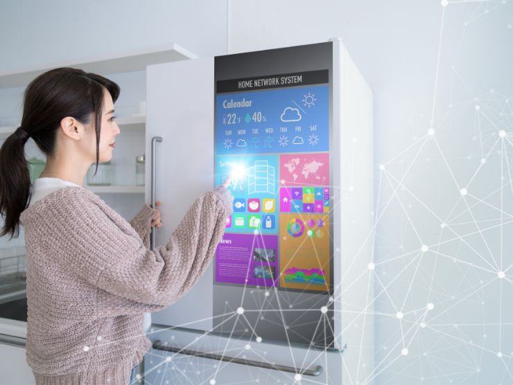 donna che usa frigorifero smart