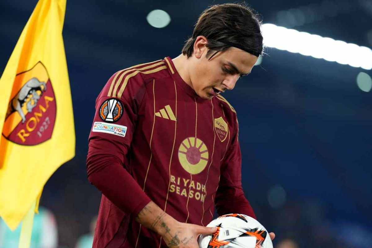 Paulo Dybala col pallone in mano