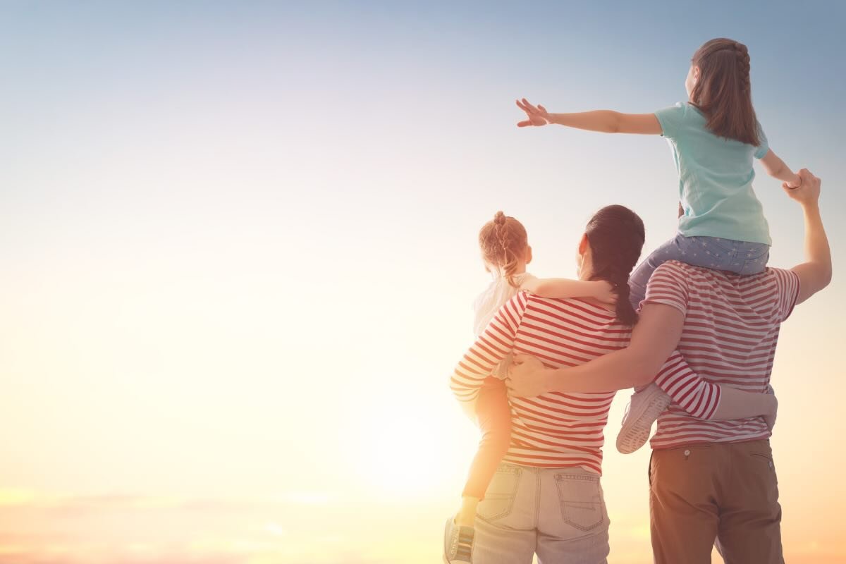 famiglia di spalle tramonto 