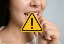 segnale di pericolo su donna che sta rosicchiando un unghia