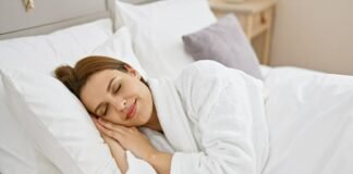 Sistema il letto in questa posizione: attirerai energia positiva e migliorerai il riposo donna che riposa bene