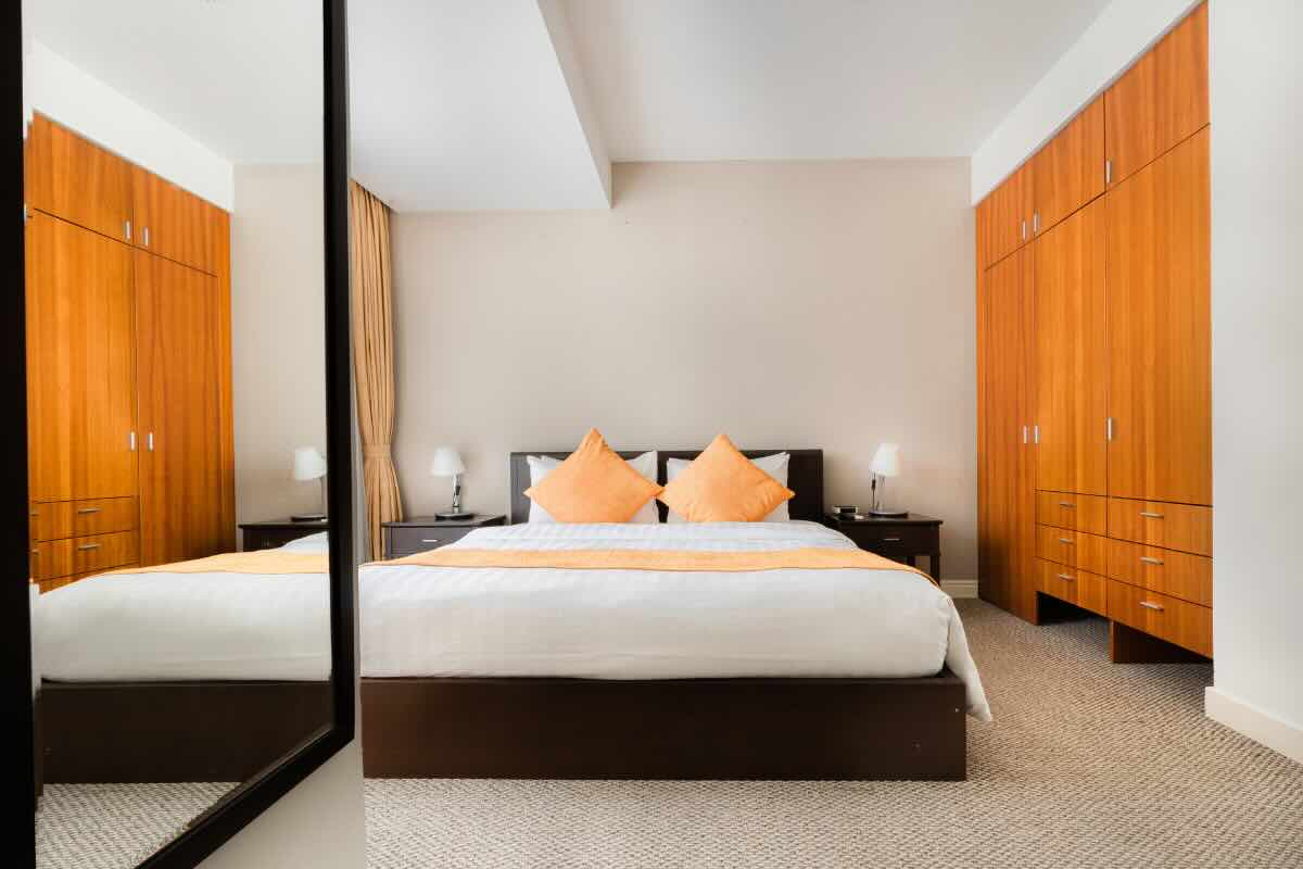 letto con cuscini arancioni 