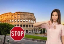 Colosseo, segnale stop e donna con pollice in giù