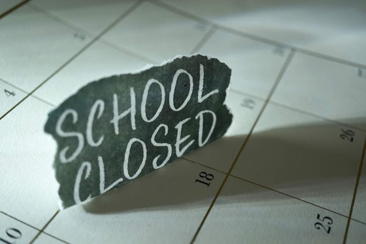calendario e scritta school closed 