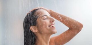 donna che fa la doccia