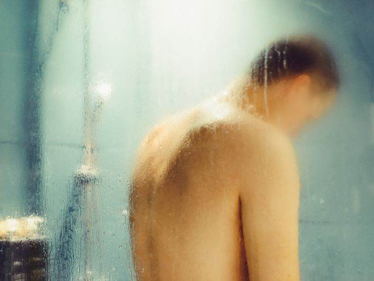uomo che fa la doccia