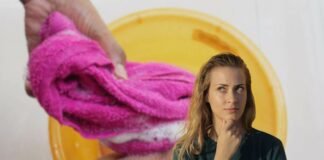 donna che pensa e persona che lava asciugamano a mano