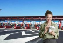 casello autostrada e donna che conta soldi