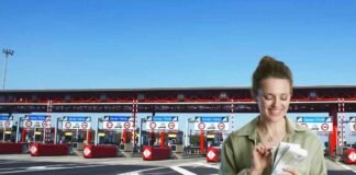 casello autostrada e donna che conta soldi