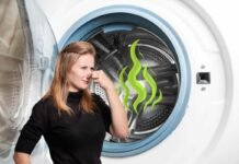 donna che si tappa il naso per la puzza che esce dalla lavatrice