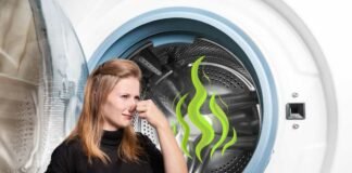 donna che si tappa il naso per la puzza che esce dalla lavatrice